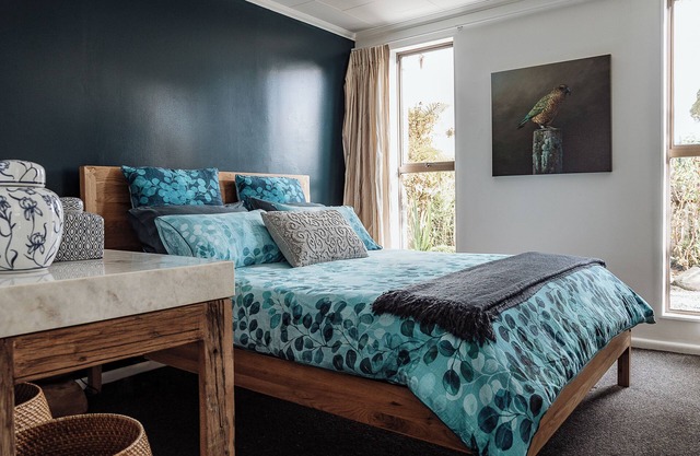 TWO FOUR CRON ~Village Luxury ~Mountain Views ~Full Kitchen ~ QLED TV ~ Netflix