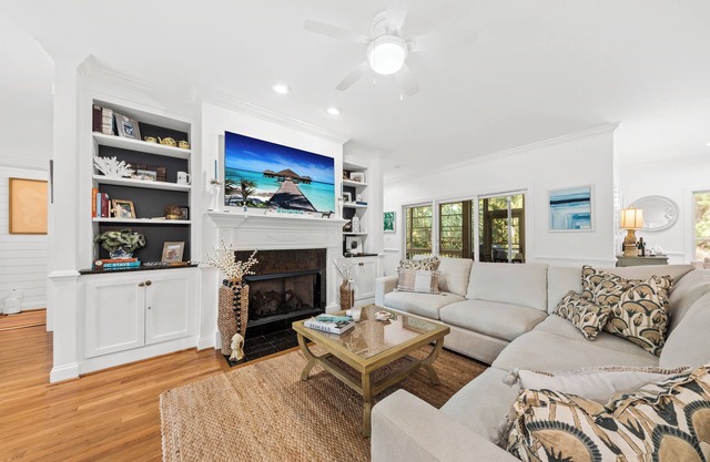 Two Master Suites, Huge Porch, Pet Friendly close to beach & club