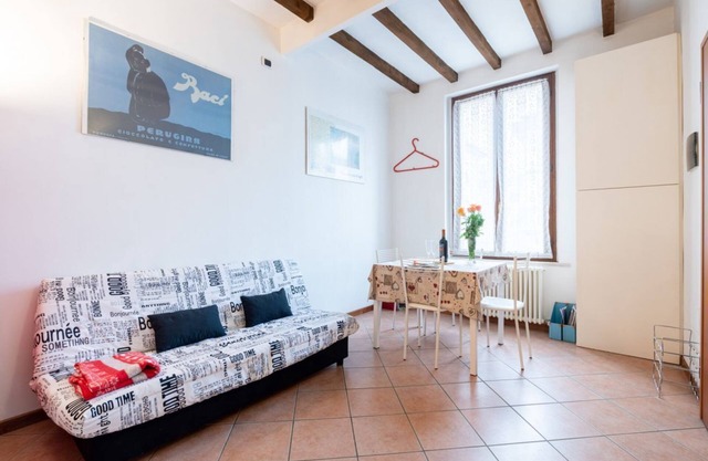 Two-room apartment located on the second floor of a building, without lift, located in the heart of the historic center of Parma. The property enjoys a central location (ZTL), in a picturesque, popular and lively district, near the Don Gnocchi Foundation
