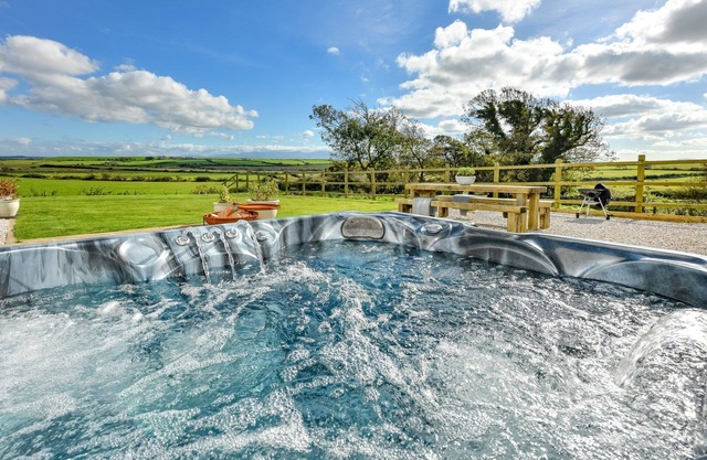 Tŷ Carmel - Carmel House has breathtaking mountain views, hot tub & wood burner!
