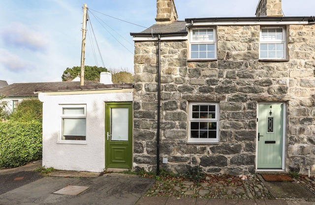 TY EIDDEW (IVY HOUSE), pet friendly, with a garden in Criccieth