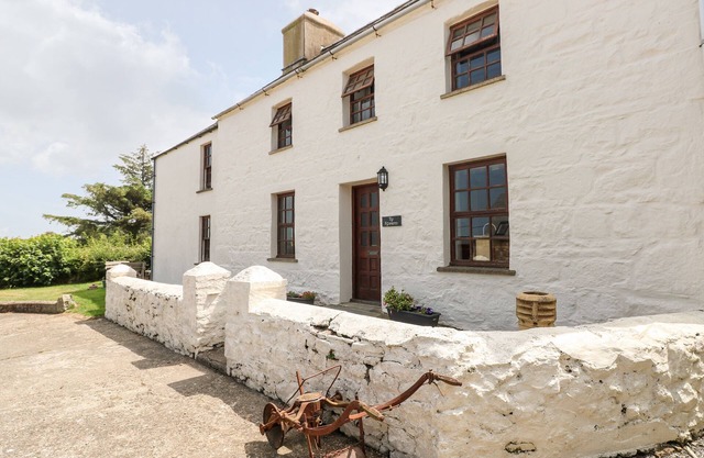 TY FFERM, pet friendly, with a garden in Newport, Pembrokeshire
