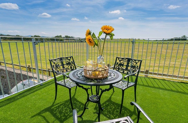 Ty Gwair - a cosy fire that sleeps 4 guests in 2 bedrooms