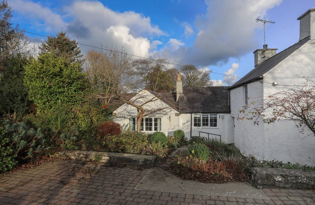 TY'N LON, pet friendly, character holiday cottage in Moelfre