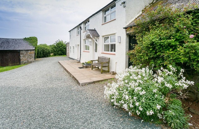 Ty Poeth - a dog that sleeps 8 guests in 4 bedrooms