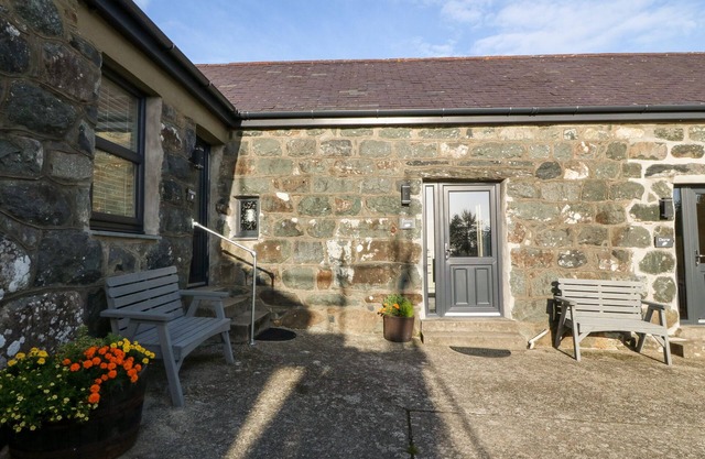TYDDYN SIANEL - CELYN, romantic, country holiday cottage in Criccieth