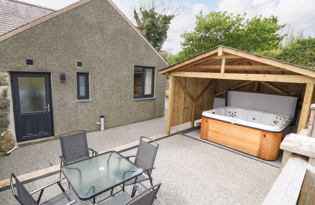 TYDDYN SIANEL - ONNEN, family friendly, with hot tub in Criccieth