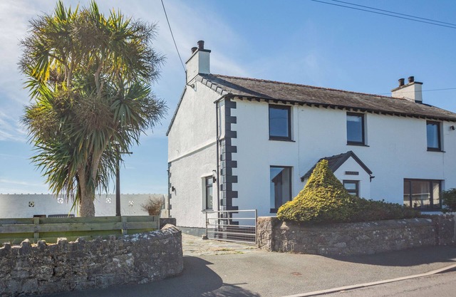 TYN Y BERTH, pet friendly, character holiday cottage in Benllech