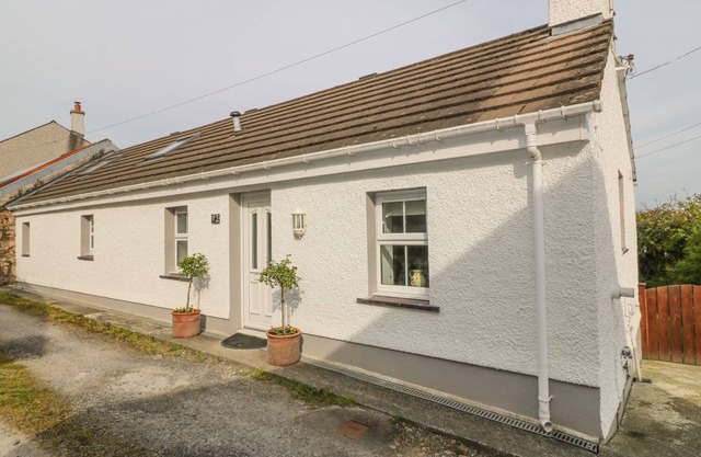 TYN Y GIAT, pet friendly, with a garden in Brynsiencyn