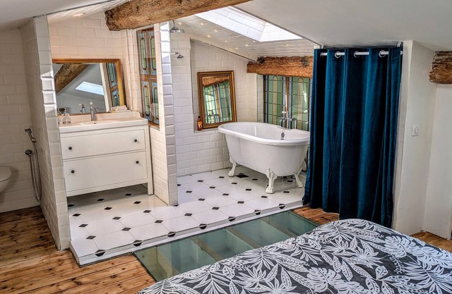 Typical Bordeaux House 1850 – Spacious, well-equipped, near Bordeaux, with gym and pool table