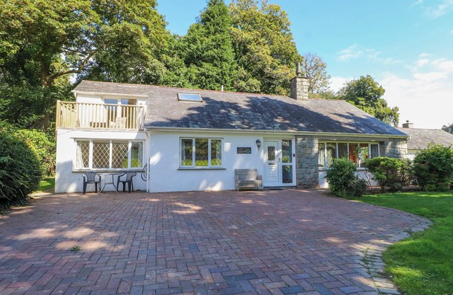 TY’R GLYN, pet friendly, country holiday cottage in Llanbedrog