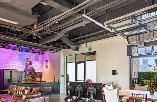 (U3) Inn Cahoots on 6th: 5BR/13Beds - Pool, Rooftop, Garden Bars, Walk to Everything