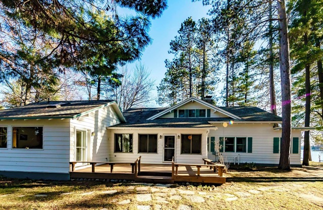 Ultimate Lakefront Getaway: 3 Piers, Wildlife Adventures, & Spectacular Sunsets!