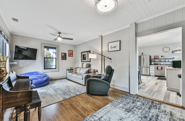 Ultra Comfy, Quiet, Bright, Private Perch in Central Marin!