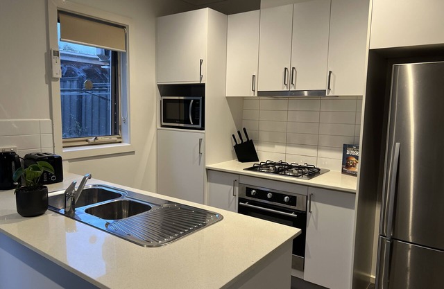 Ultra Modern Home 20 Mins From Airport