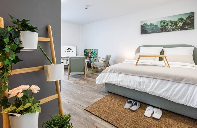 Umquam Frankfurt l Modern Studio and good located King Bed Balcony