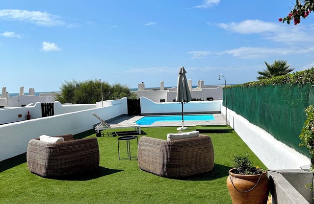 Unbeatable location, right on the beach, house for 8-10 people