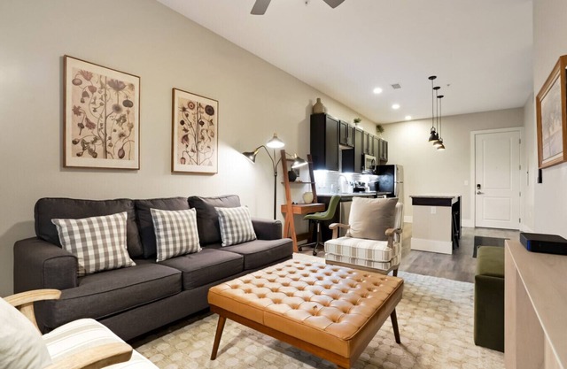 Unbeatable Location Golden Condo - Walk Everywhere