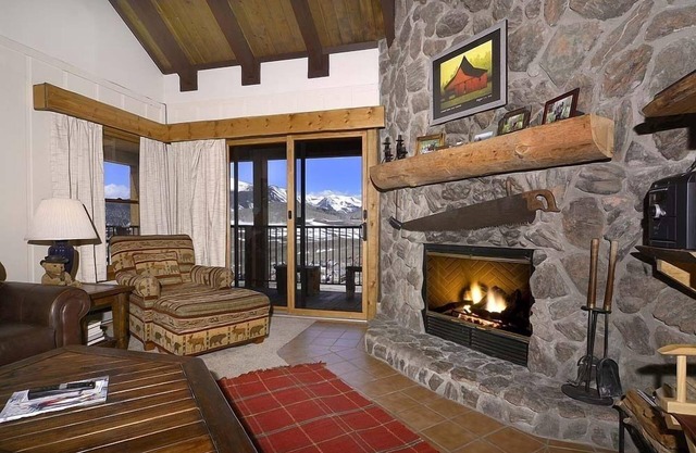 Unbeatable Views! Super Spacious Condo w/Full Kitchen, Washer/Dryer
