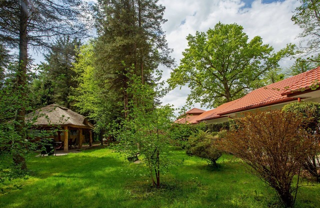 Under Oak 2 double rooms/option up to 20 person in total. Breakfast on request