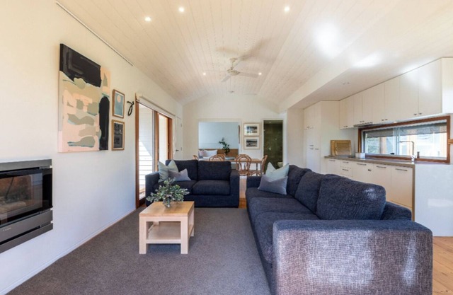 Unique 2 bedroom riverside Boathouse in central Barwon Heads