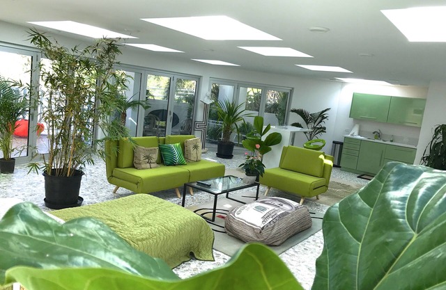 Unique Atrium Tropical Loft with Skylights/Large Lanai