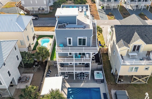 Unique Beach Retreat: Pool, Hot Tub, Rooftop Deck, Views & Elevator