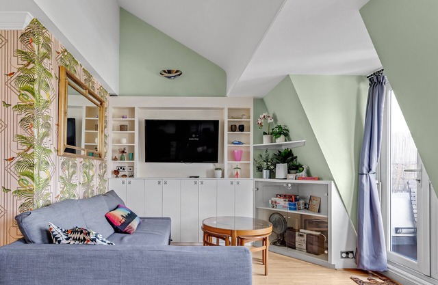 Unique designer 3 bedroom top floor balcony apartment in central Londonn
