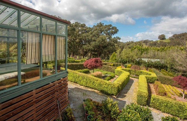 Unique farmstay with a balcony and garden views