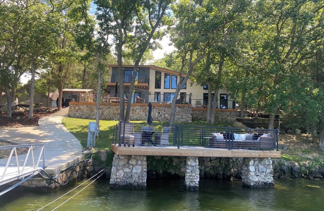 Unique home and 3 level bunkhouse. Lake of the Ozarks. Accommodate 24 guests!