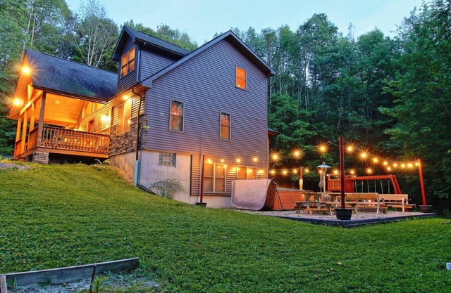 Unique Large Chalet w/Hot Tub! A Hidden Gem!