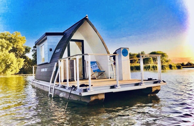 Unique license-free houseboat on the Havel