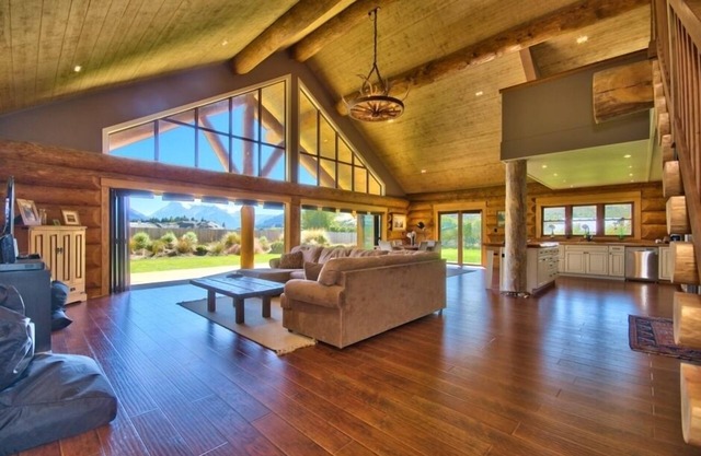 Unique Modern Log Home - Stunning Mountain Views, Designed for Comfort