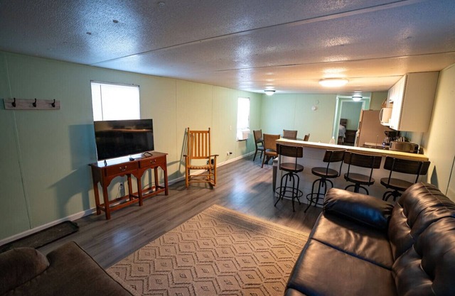 Unit B: 20 Sec Ride to Trails, Sleeps 10. King