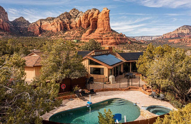 Unmatched Views, Sleeps 14, Pool, Spa & Vistas, Superb Location!