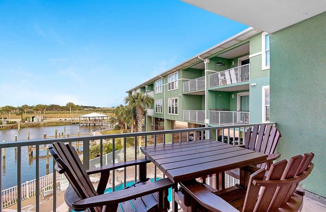 Unwind at Navy Cove 2106 – Relaxing Bay Views!