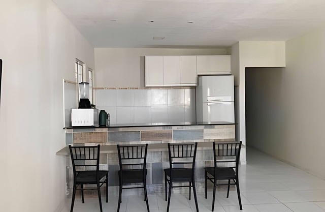 Up to 10 people, close to shopping mall, air conditioning, garage, apt A