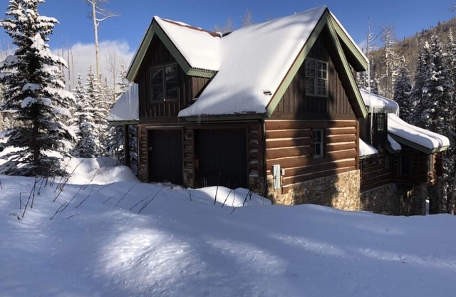 Updated 6BR ski-in/ski-out mountain modern chalet with new hot tub