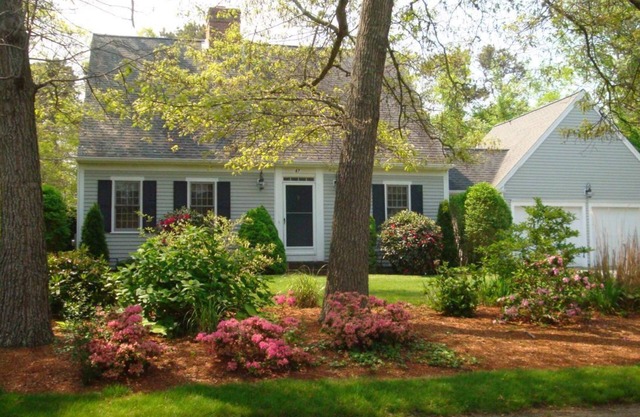 Updated and Spacious, Walk to the Bay Cape. WiFi, Cntrl A/C, Yard.