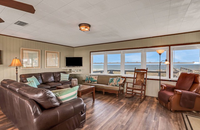 Updated beachfront home w/great beach views, gas grill, multiple balconies, W/D