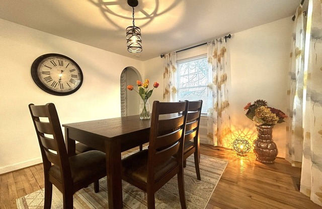 Updated, bright Cape, Fenced-in yard, patio, BBQ, Sleep 6, minutes to Utica