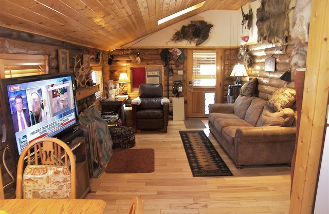 Updated Cabin. Fly fishing on the Gold Medal South Platte by Decker's Co. WiFi