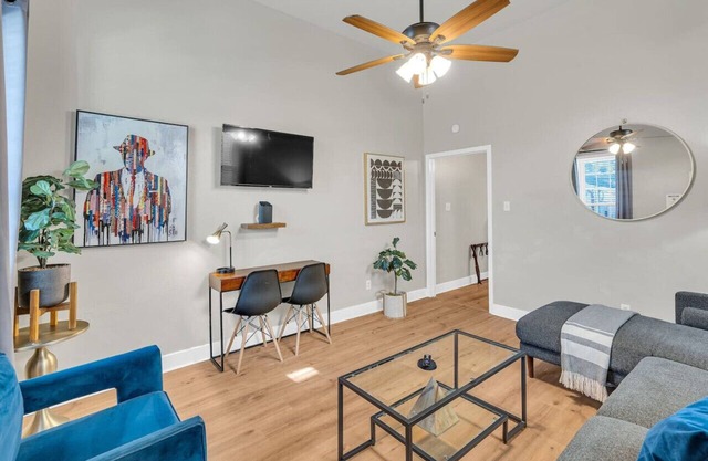 Updated Mid-City Shotgun | Walkable to Streetcar