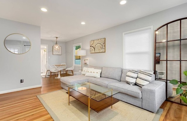 Updated NE Seattle · 2BR · Yard · Near Light Rail