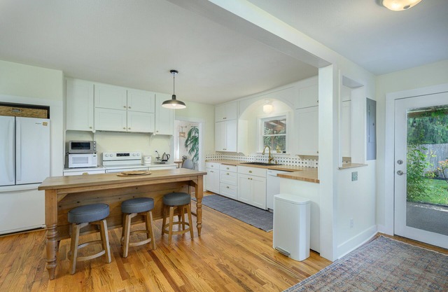 Updated & Rustic 1912 Carlton Farmhouse - in Town!