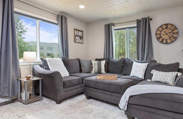 Updated Townhome Near Airport and Shopping!