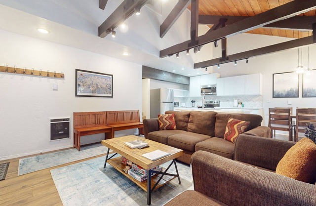 Upgraded Cozy Cabin, 1-Car Garage, Near Winter Shuttle, Private Washer/Dryer