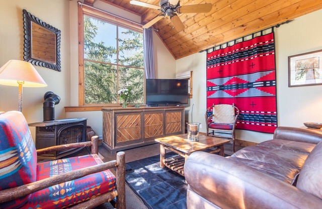 Upper Hollow Pines Cottage-Walking Distance to Sundance Resort