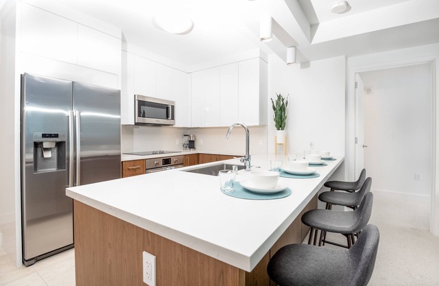 Upscale 2 bedroom with parking in Ala Moana