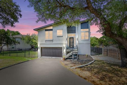 Upscale 5BR Home on Lake Travis with HotTub & Lake Views